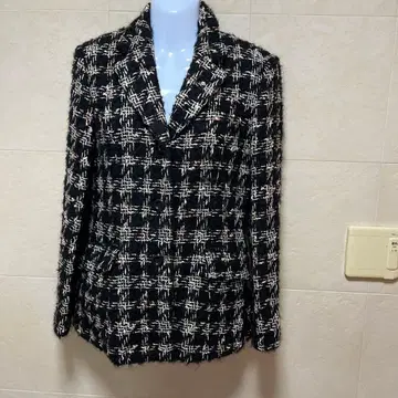 블랙과 화이트 트위드 테일러드 자켓