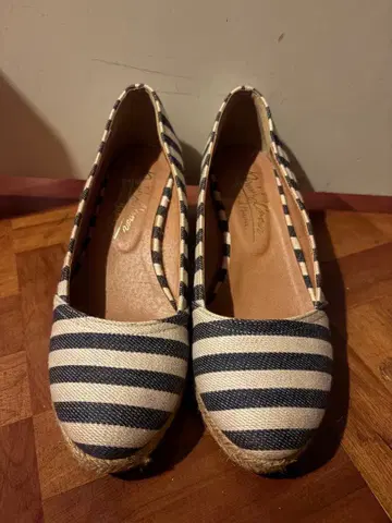 스트라이프 웨지힐 펌프스