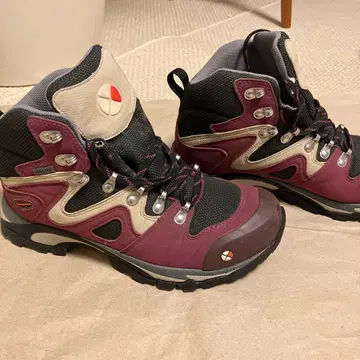 [ 새상품급 ] 캐러밴 트레킹 슈즈 등산화 여성용 23.5cm