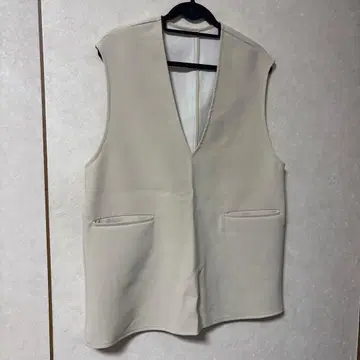 미라 오웬 베이지 V넥 슬리브리스 베스트