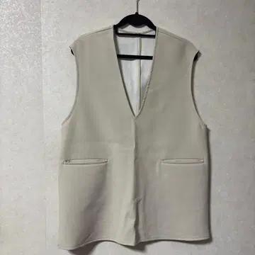 미라 오웬 베이지 V넥 슬리브리스 베스트