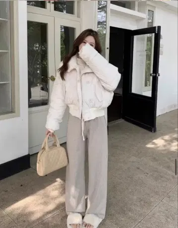 화이트 숏 다운 자켓