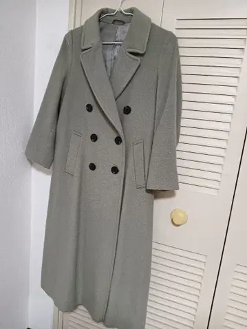 더블 브레스트 차분한 연한 그린 계열 코트