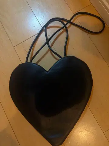 하트형 블랙 숄더백