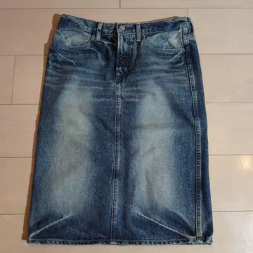 도밍고 D.M.G 데님 타이트 스커트 무릎 기장 뒷 슬릿 있음