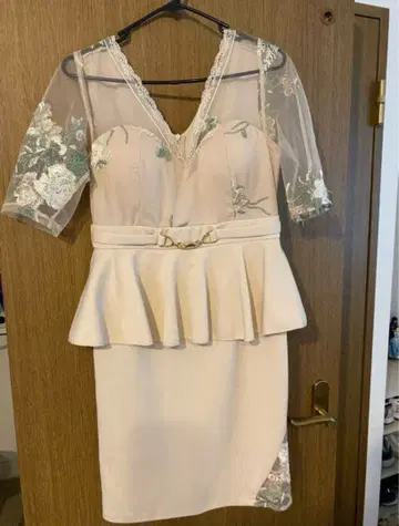 Daisy 페플럼 드레스.