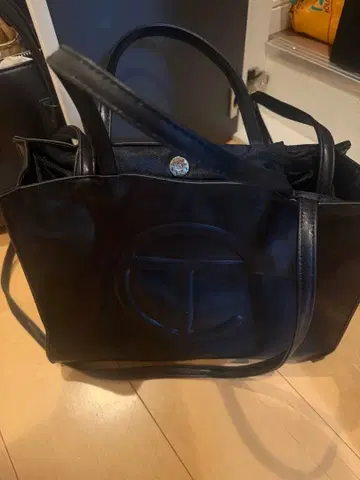 블랙 토트백 C 로고 포함