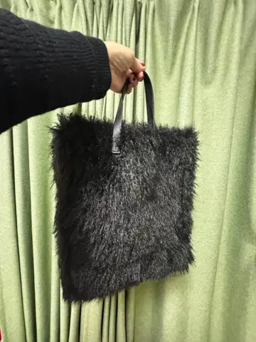 퍼 소재 블랙 토트백