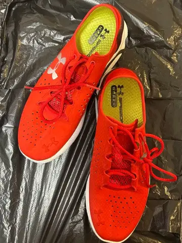 언더 아머 레드 스니커즈