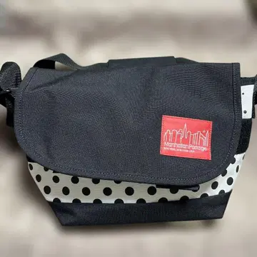 미사용 새상품 Manhattan Portage 숄더백 블랙/화이트 도트