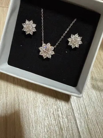 썬플라워 1.0ct 모이사나이트 다이아몬드 목걸이와 귀걸이 세트