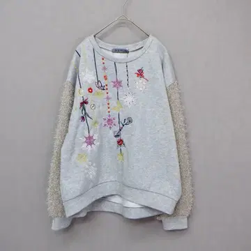 이즈스칼라 553260: 눈꽃송이 가랜드 자수 쭈리 x 라메 페더 니트