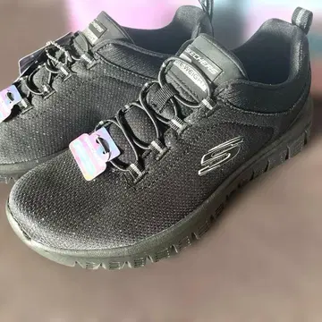 스케쳐스 레인보우 컬러에 라메가 빛나는 블랙 스니커즈