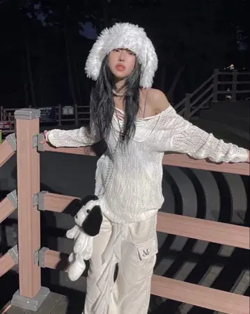 MUCENT 무센트 코듀로이 카고 팬츠 화이트 스웨트 팬츠