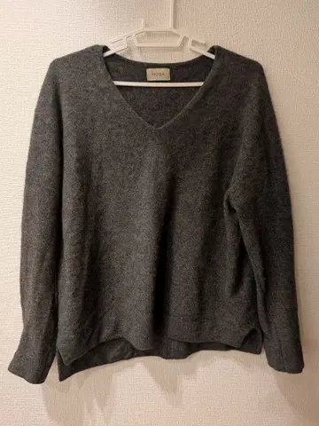 MOGA 그레이 캐시미어 V넥 니트