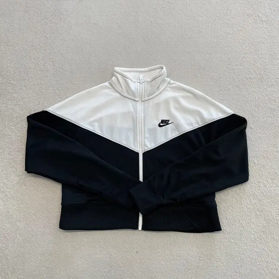 nike black and white windbreaker cropped