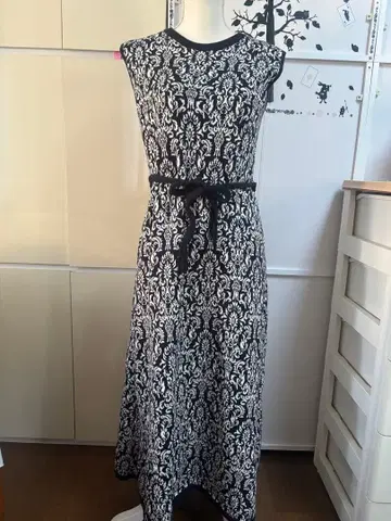 미라 오웬 슬리브리스 니트 원피스