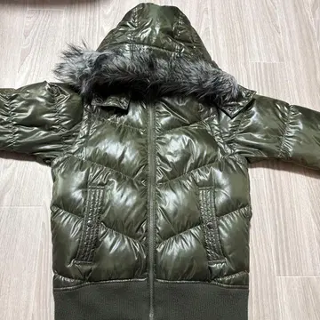 올리브 그린 다운 자켓 퍼 포함