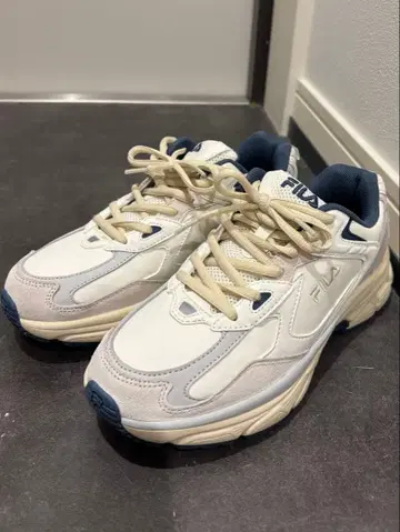 FILA 화이트/네이비 스니커즈