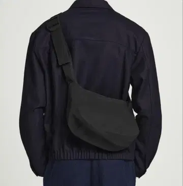 COS 크로스 바디 안장백 (숄더백)