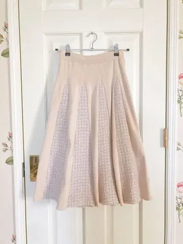 Chesty 베이지 트위드 플레어 스커트