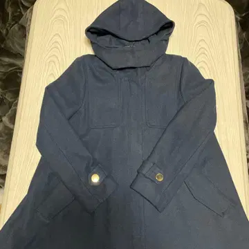 스콧 클럽 후드 부착 네이비 컬러 A라인 코트