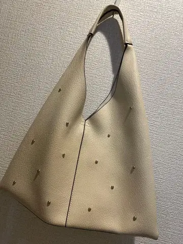 아이보리 스터드 장식 삼각 백 로데스코