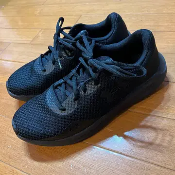 언더아머 블랙스 메쉬 스니커즈