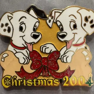 2004년 크리스마스 디자인의 101마리 강아지 핀 배지, 미사용품.