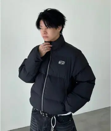 ADAMASTE 쇼트 기장 다운 블랙