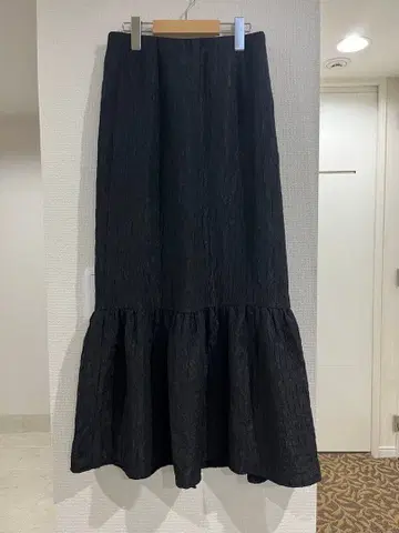 로즈버드 자카드 롱 플레어 스커트 블랙