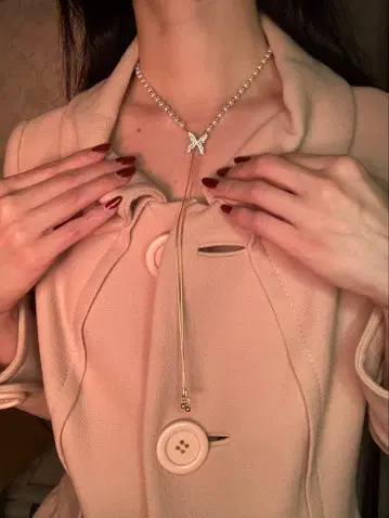 진주에 나비 모양 참이 달린 귀여운 목걸이