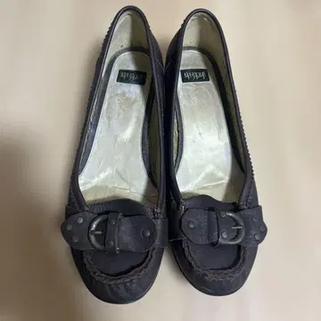 히미코 다크 브라운 버클 달린 가죽 펌프스