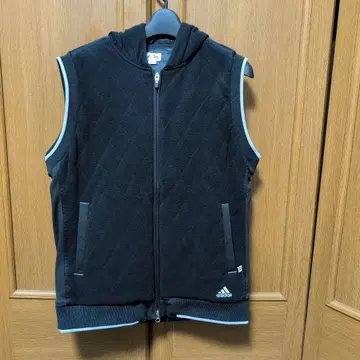 adidas 후드 부착 퀼팅 베스트. 사이즈 M.
