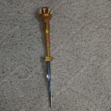 골드 컬러의 삼지창 형태 장식 아이템 우타 원피스