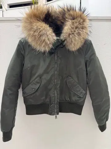 [ 새상품급 ] MONCLER 올리브 그린 다운 자켓