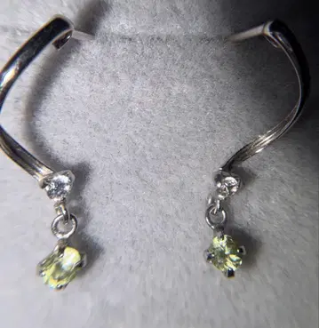 K10WG 스톤 부착 귀걸이