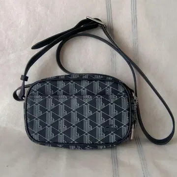 Lacoste 데일리 라이프 시즈널 모노그램 슬림 크로스오버 백