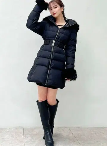 퍼 달린 블랙 다운 자켓