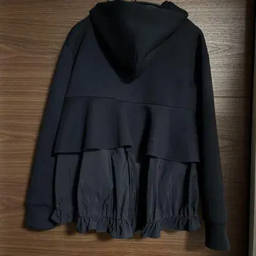 HERENCIA 블랙 후드 부착 프릴 후드티