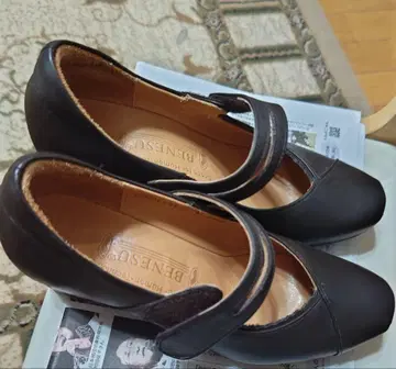 BENESU 다크 브라운 스트랩 펌프스