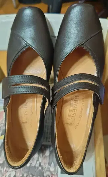 BENESU 베네슈 다크 브라운 스트랩 펌프스