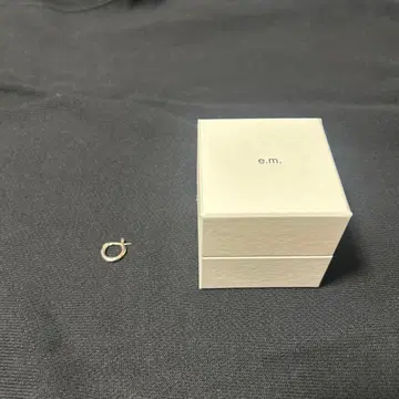 e.m. 싱글 후프 귀걸이