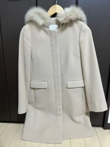 후드 부착 베이지 롱 코트