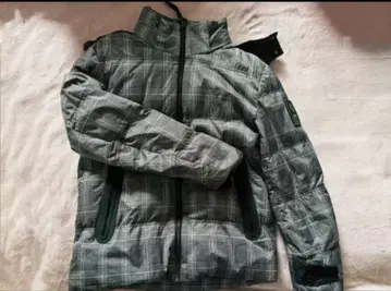 그레이 계열 체크 무늬 다운 자켓