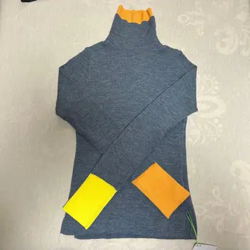 미사용 새상품 해린 도트 사이 터틀 니트 스웨터