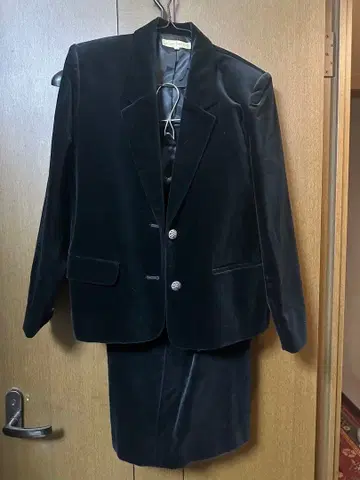 [ 무료배송&24시간 이내 발송 ] 블랙 벨벳 스커트 수트