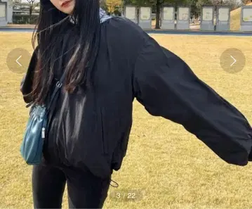 Audrey and John Wad 개더 볼륨 다운 블루종