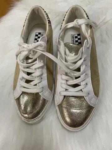 노네임 화이트/베이지/골드 스니커즈