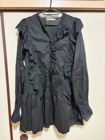 Alley by wcloset 프릴 달린 블랙 원피스